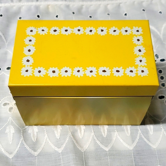 VTG Recipe Tin + Recipes Ohio Art USA Yellow Daisy Flower Bake Kitchen Storage - Picture 5 of 16